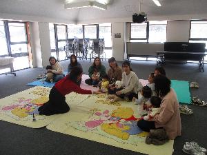 親子でハンドベルを鳴らしている様子