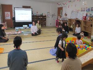 写真や動画から歯の大切さを学んでいる様子