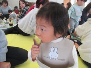 みんなで焼き芋を食べている様子