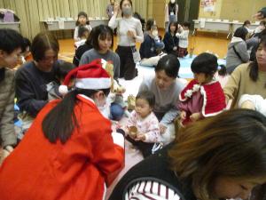 サンタさんがこどもたちにプレゼントを渡している様子