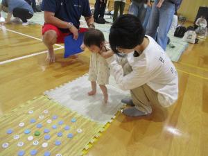 いろんな感触のマットを踏んで楽しんでいる様子