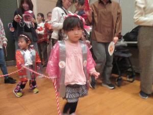 法被を着てお神輿を引っ張っている様子