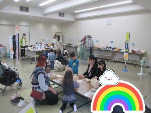 木のおもちゃで遊んでいる様子