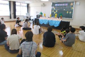 バナナの親子物語の人形劇を観ている様子