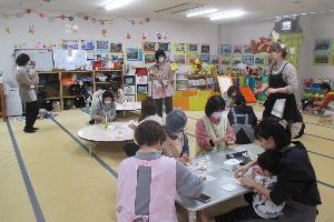 親子でパン作りをしている様子