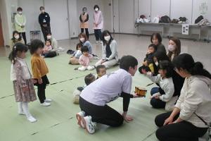 親子でボンゴに触れて、リズムに乗っている様子