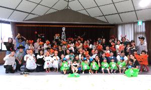 いろんなハロウィンの仮装をして集合写真