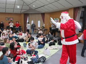 サンタさんにみんなで手を振っている様子