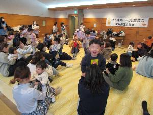 親子でふれあい遊びをしている様子