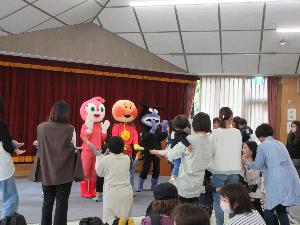 アンパンマンと一緒に踊っている