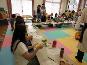 ビニール袋を活用して防災食を作っている様子