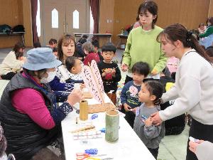 兵庫竹とんぼの会の紙トンボ体験をしている様子