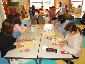 親子で楽しく話しながら工作をしている様子