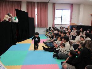 親子で人形劇を観ている様子