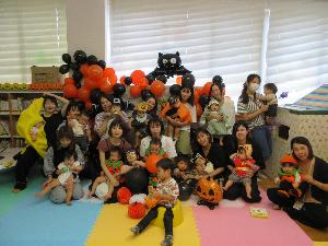 いろいろなハロウィンの仮装で集合写真