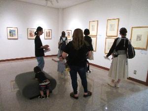 美術館を探索している様子