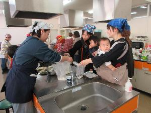 親子でポリ袋を利用した防災食作りをしている様子