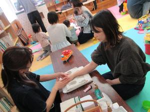 講師からハンドマッサージを受けている様子