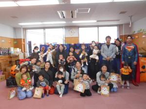 いろいろなハロウィンの仮装で集合写真