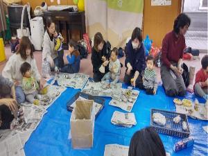 みんなで焼き芋を食べている様子