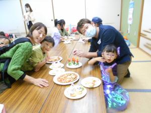 パパの作った料理を家族みんなで食べている様子