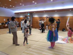 親子でダンスをしている様子