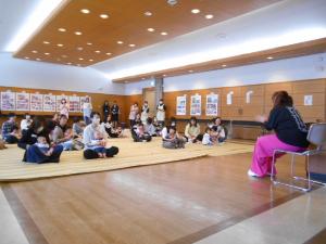 親子でダンスをしている様子
