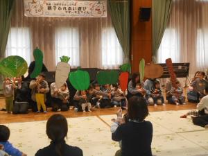 親子で野菜のペープサートを持って、野菜の名前を答えている様子