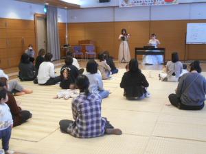親子でピアノとヴァイオリンの演奏を聞いている様子