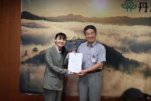 市長の林時彦から笑顔で委嘱書を受け取る地域おこし協力隊の立石隊員