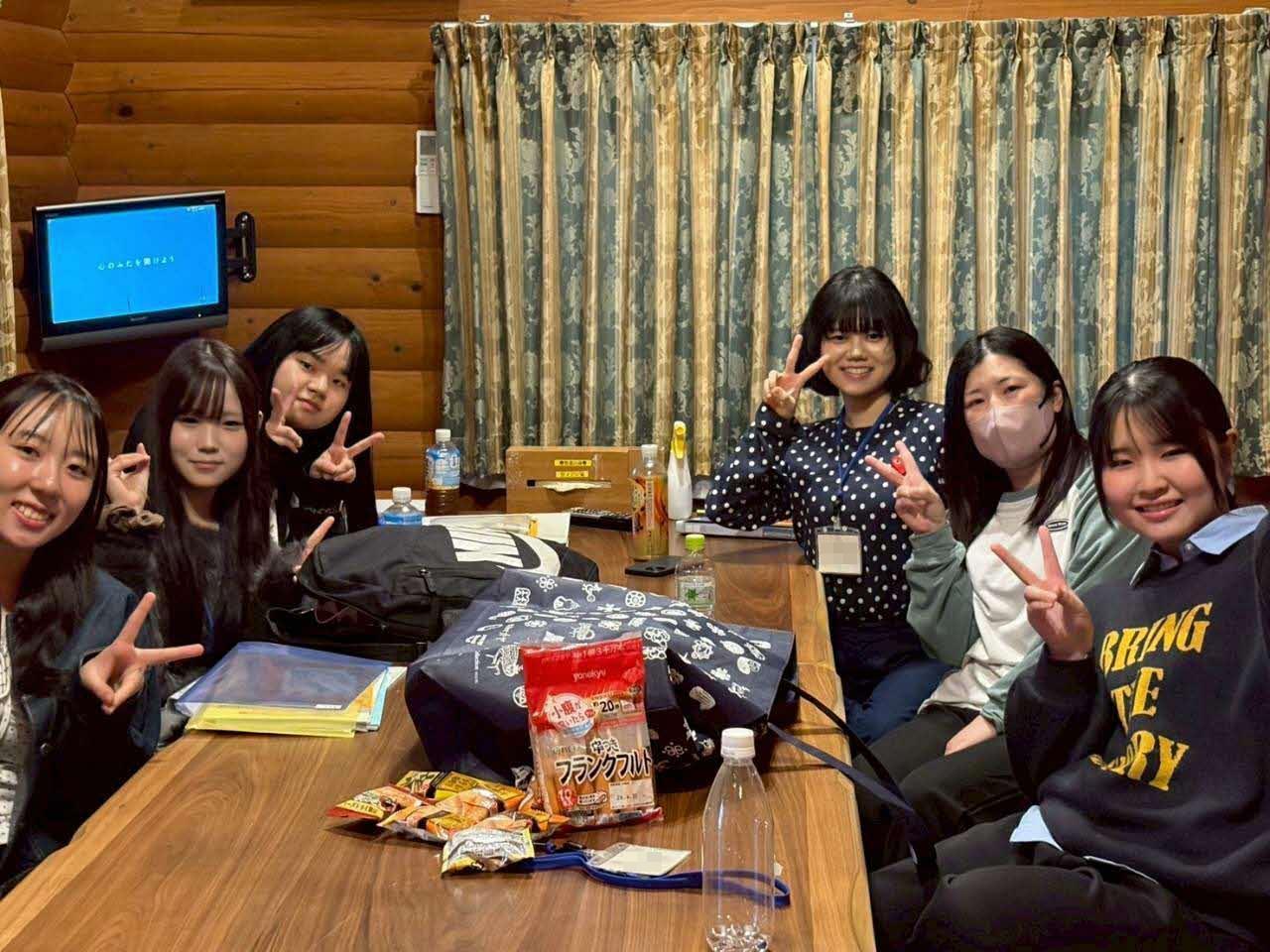 食事前の休憩時間に椅子に座って休憩している学生達の写真