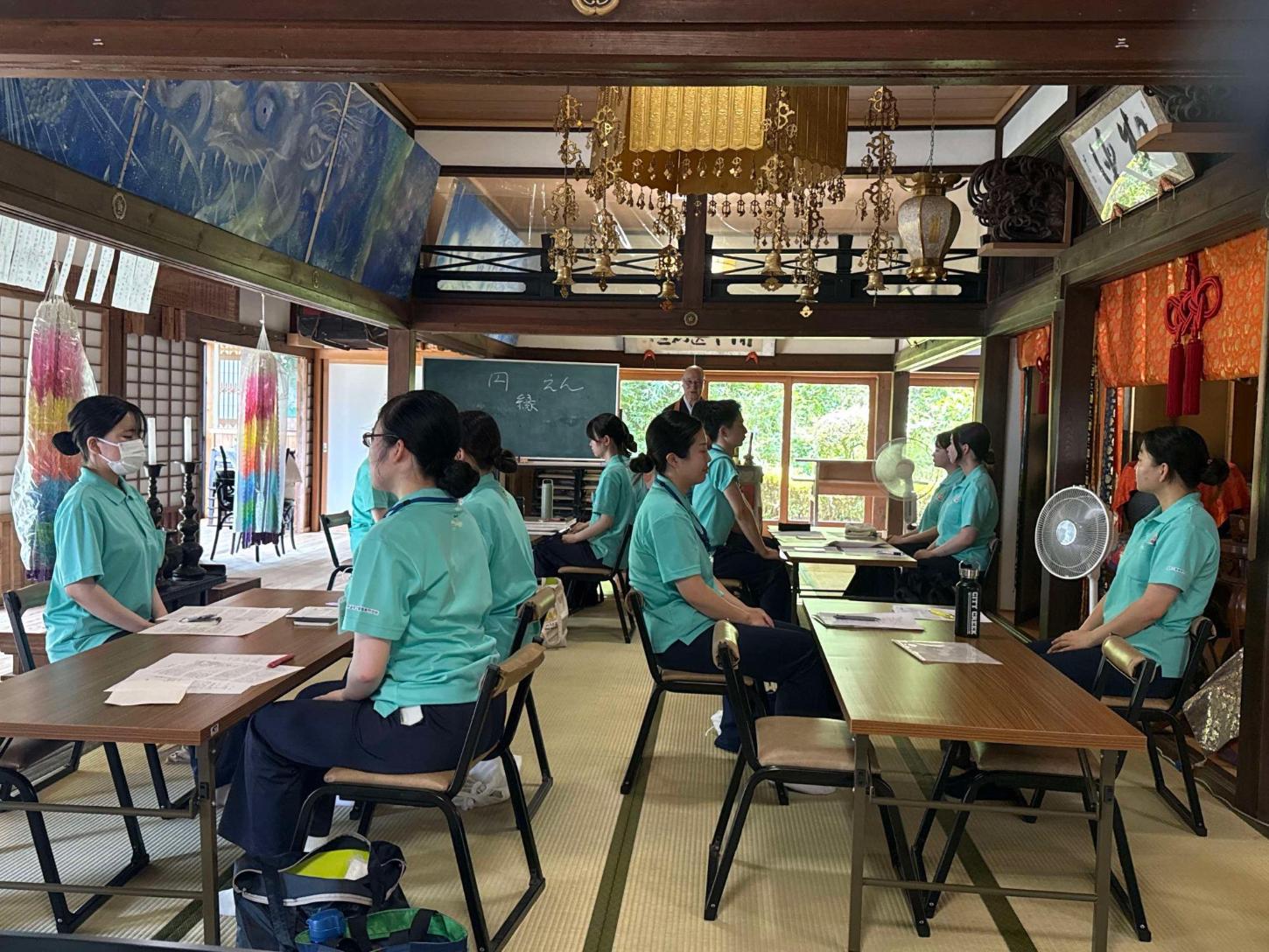 寺院で座禅をしている学生達の写真