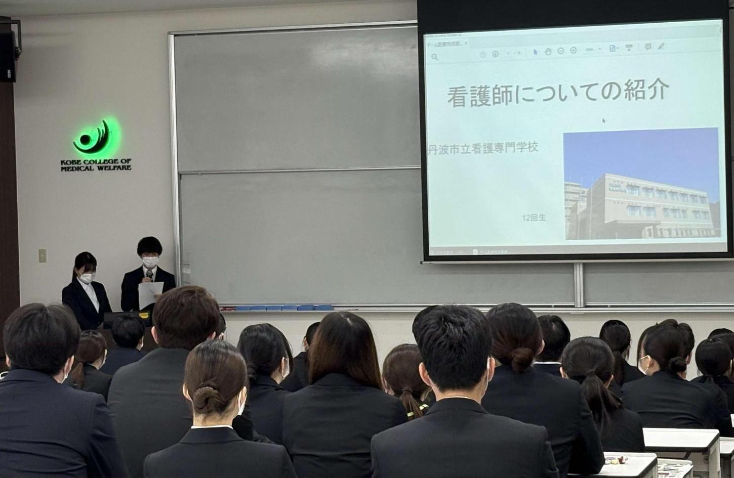 看護専門学校と看護師について紹介している学生2人と、聞いている学生たちの写真