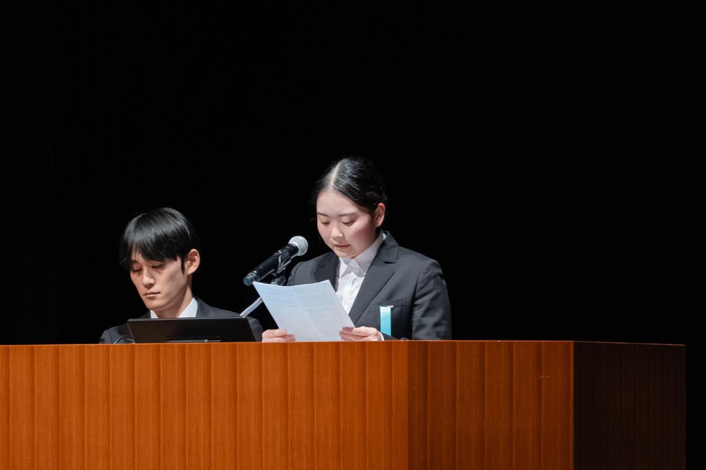 研究を発表している学生の写真