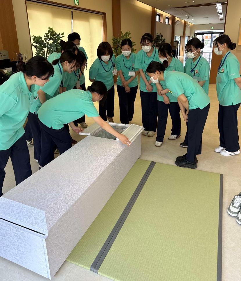 葬儀会館で棺の中を見せてもらっているところの写真