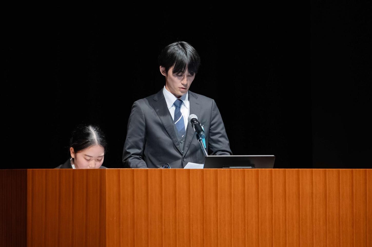 研究を発表している学生の写真