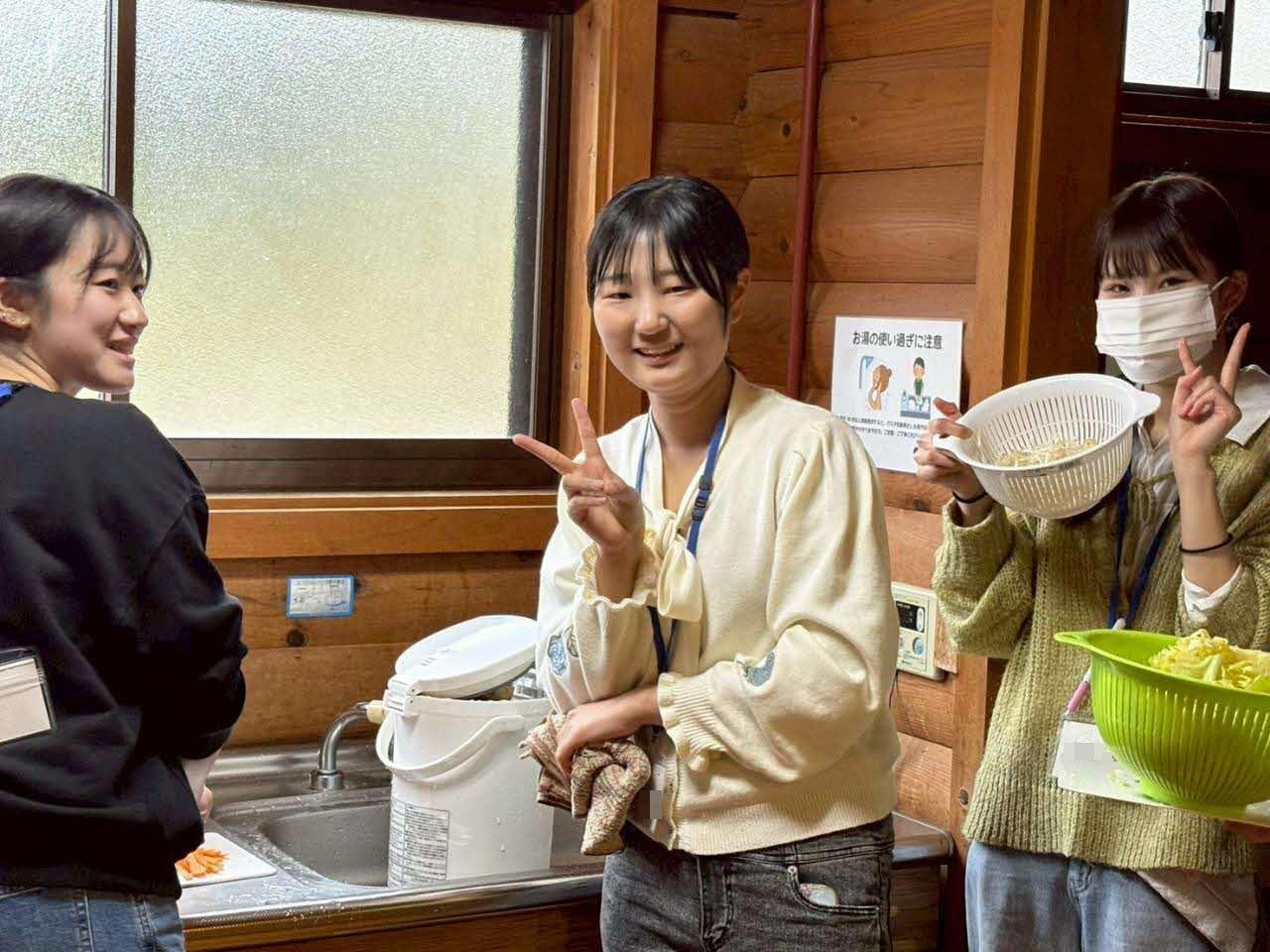 調理の下準備をしている学生たちの写真