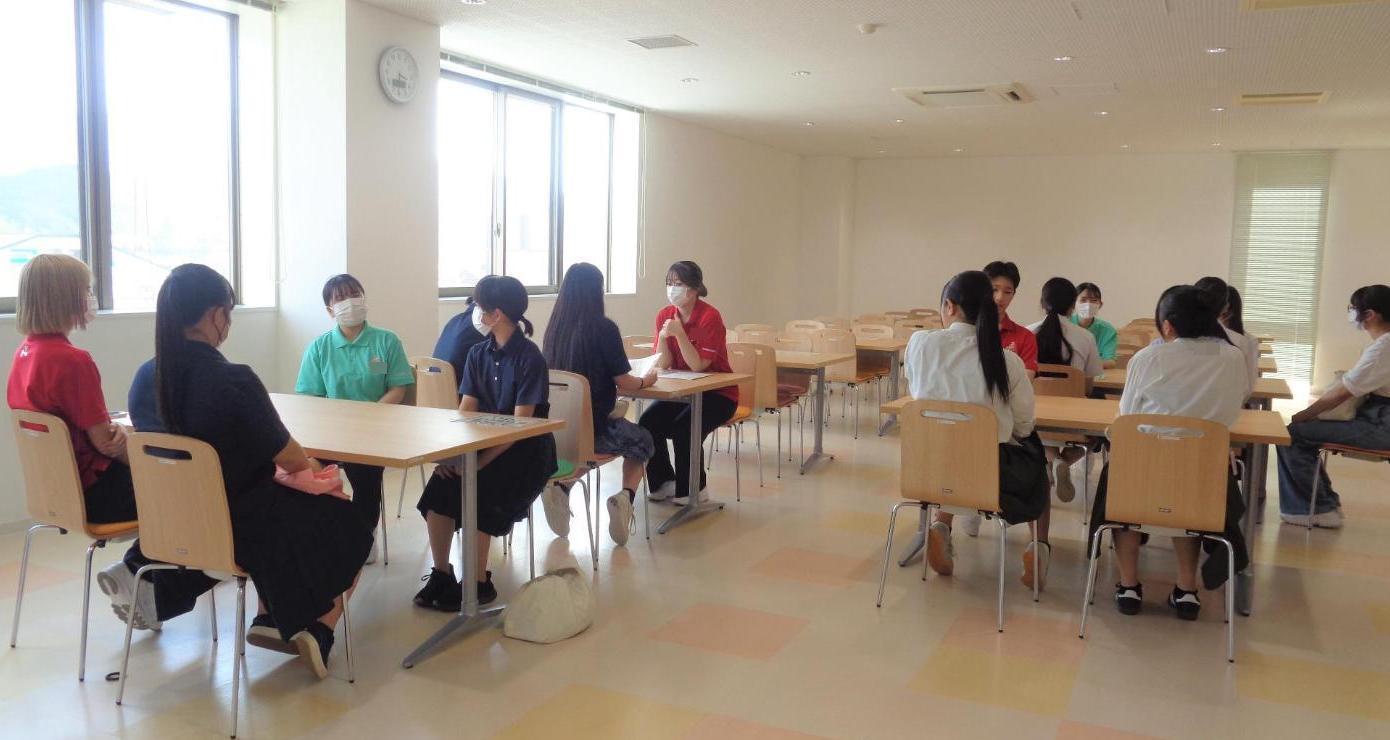 学生が参加者に学校生活などを話している写真