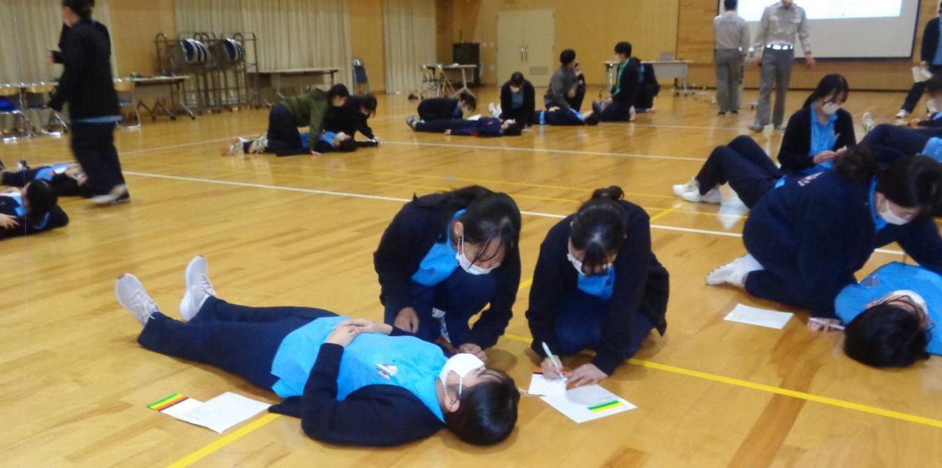 3人1組になり、傷病者の状況を確認してトリアージをおこなっている大勢の学生たちの写真