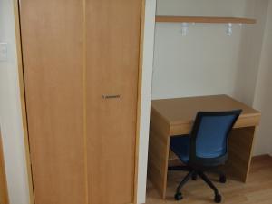 部屋に備え付けてあるクローゼットとその横にある学習机と椅子の写真
