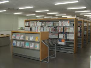 書物の並んだ本棚が奥まで続いている図書室の写真
