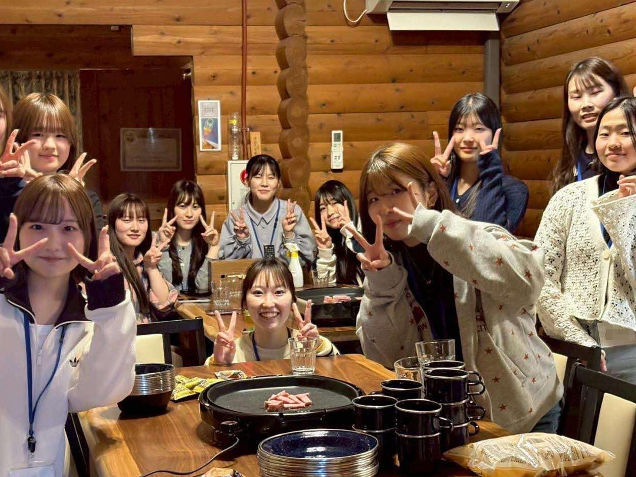 調理に取りかかろうとしている学生たちの写真