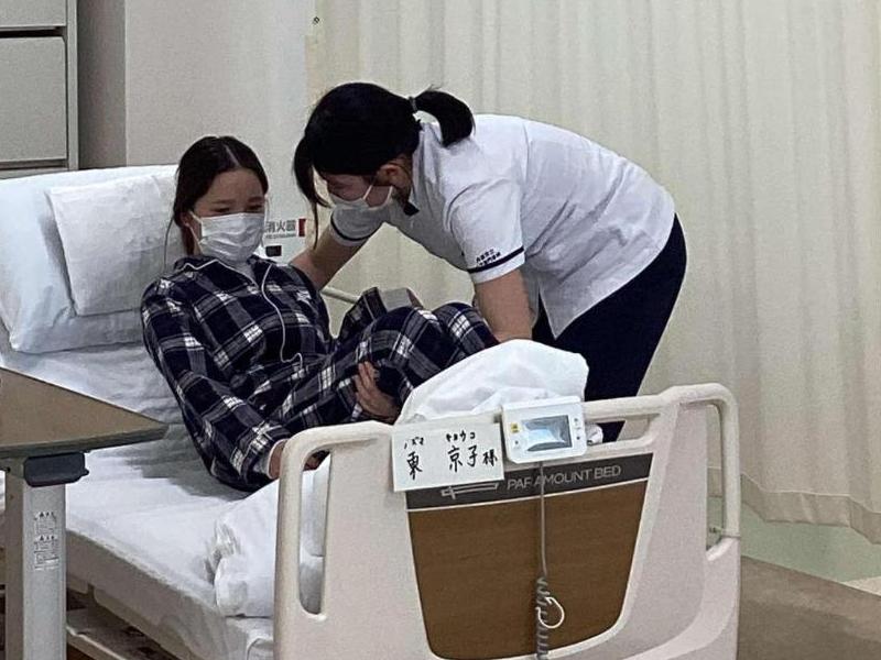 患者を抱えてベッドに寝かせてあげようとしている学生の写真