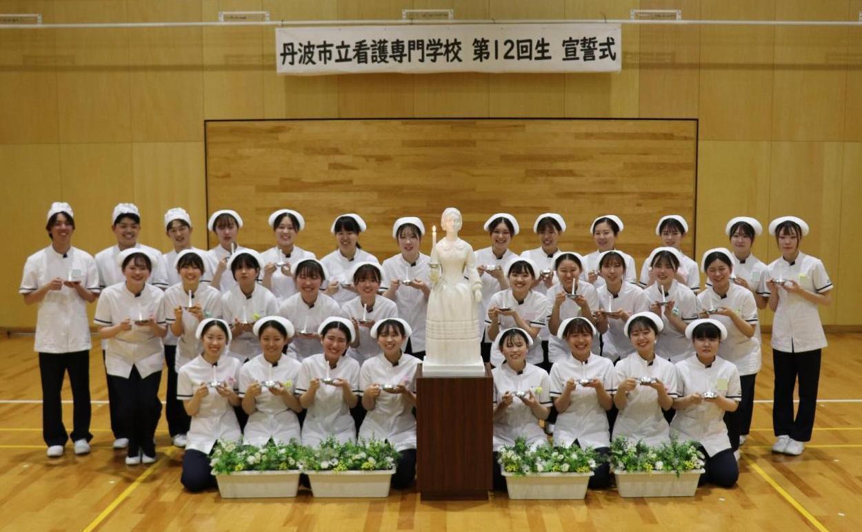 ナイチンゲール像のナイチンゲールのともしびをいただいた全員の集合写真