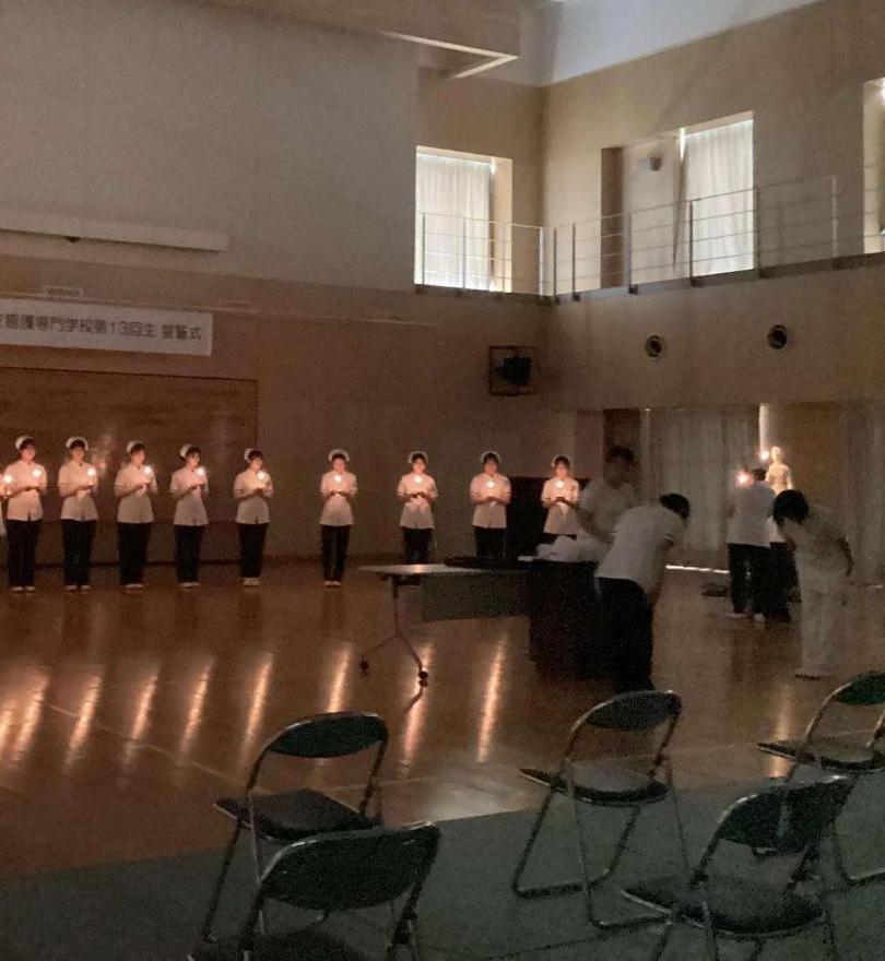 ナースキャップをいただく前の挨拶をしている学生と教員と、ナイチンゲール像のキャンドルに灯った火を学生が受け取っているところの写真