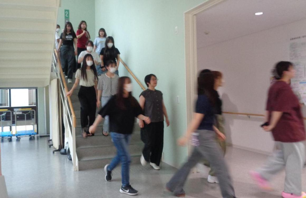 列をなして階段を下りている学生たちの写真