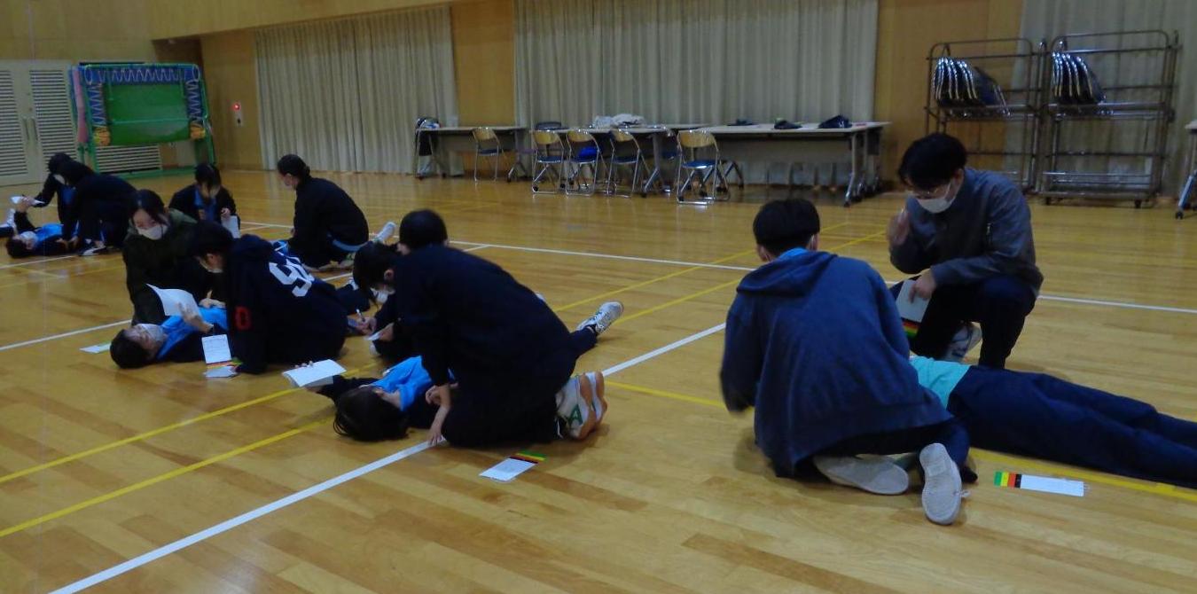 3人1組になり、傷病者の状況を確認してトリアージをおこなっている5組の写真