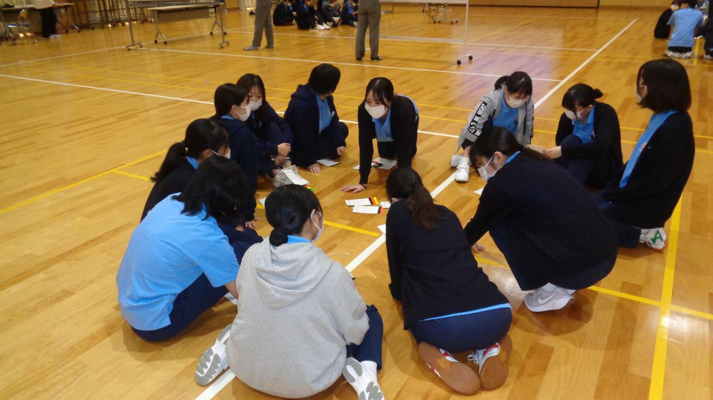 記入したトリアージ紙を比べて優先順位を考えているところの写真