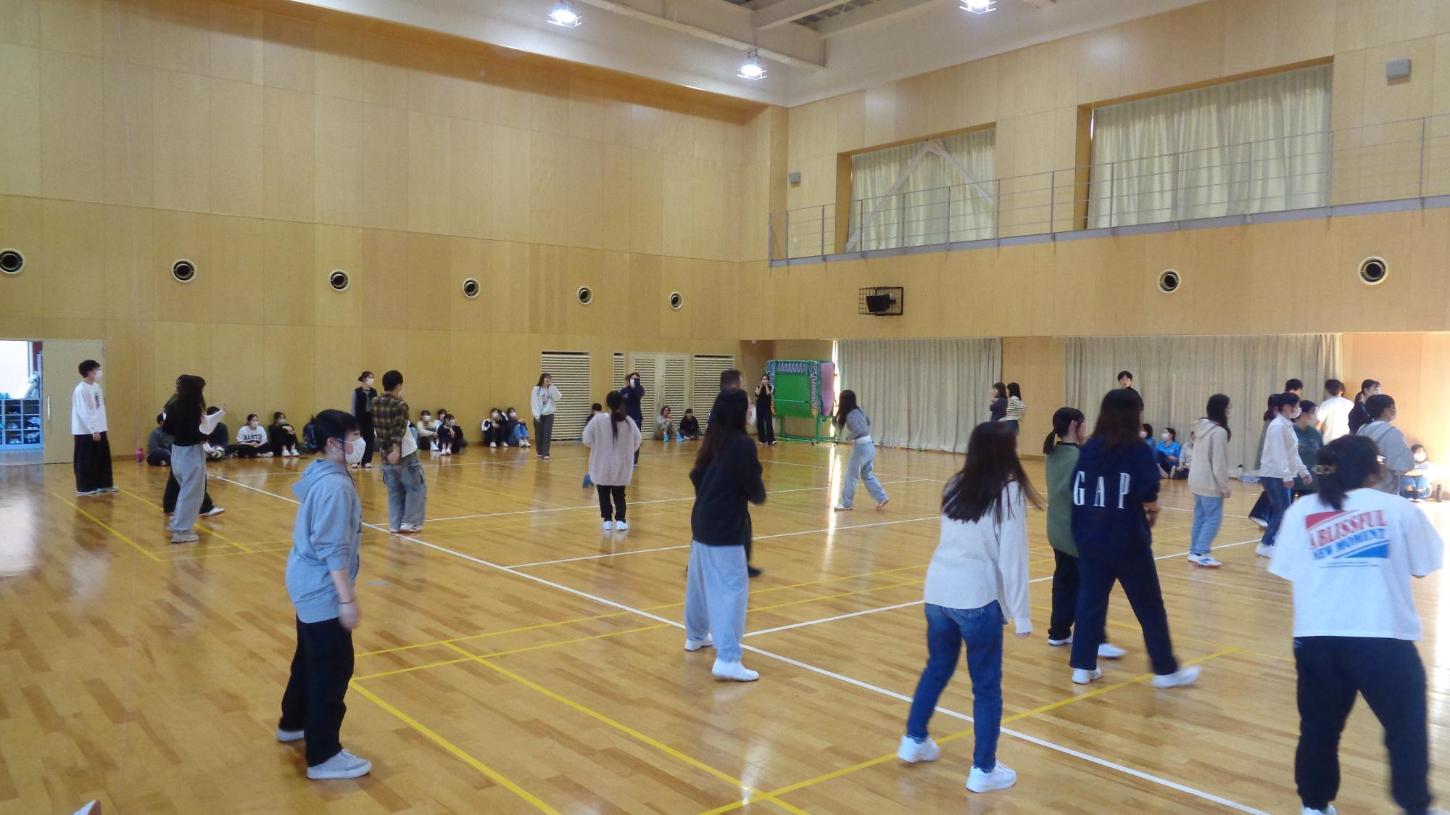 体育館でドッチビーをしている学生たちの写真