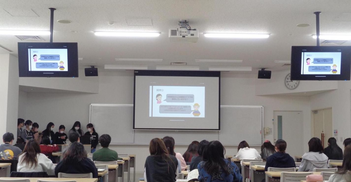 ブドウの種類について質問し答えを聞き、パワーポイントで表している写真